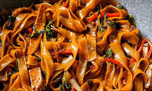 Plate of Pad Kee Mao Jay noodles